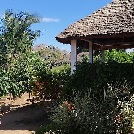 Отель Akine Ti Kasso Piscine Diembereng Экстерьер фото